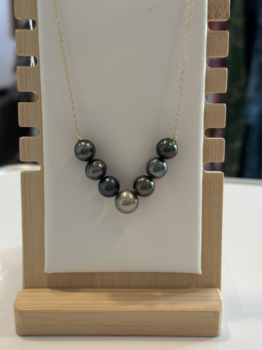 Tahitian Pearl V necklace