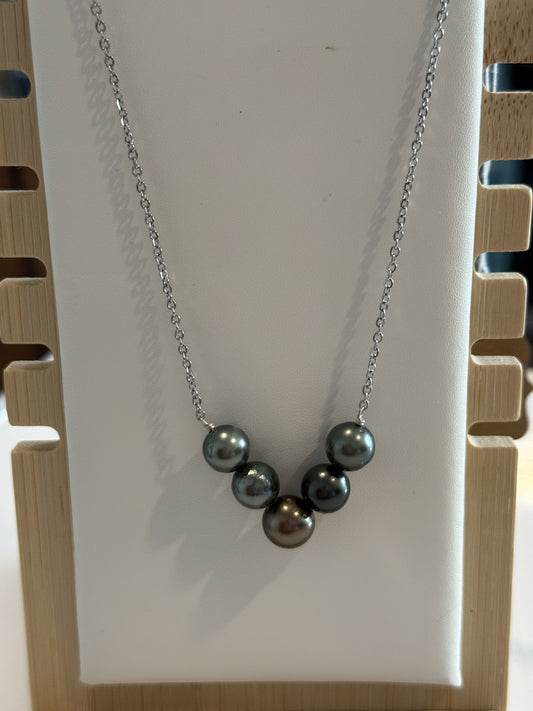 Tahitian Pearl V necklace